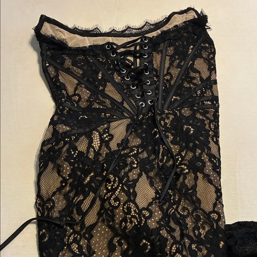 Elegant Black Lace Backless Dress - Picture 3 of 4